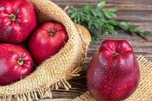 rote Äpfel auf einem dunklen, hölzernen Hintergrund. selektiver Fokus. Ernte. gesundes Essen. foto