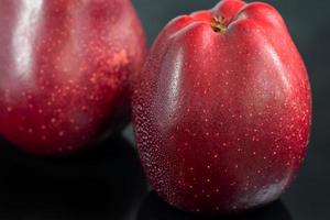 rote Äpfel auf einem dunklen, hölzernen Hintergrund. selektiver Fokus. Ernte. gesundes Essen. foto