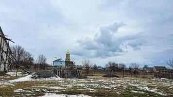 blauer Himmel mit Wolken. Straße, Ausfahrt aus den besetzten Gebieten. Krieg in der Ukraine. Flucht vor dem Angreifer. foto