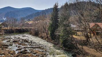 Natur der Westukraine. Berge, Flüsse und Wälder. Unterschlupf für Kriegsflüchtlinge. Abzug aus den besetzten Gebieten. Krieg in der Ukraine. foto