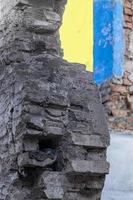 Verlassene und zerstörte Häuser in den Dörfern der Ukraine. wegen Krieg. Abzug aus den besetzten Gebieten. Krieg in der Ukraine. foto