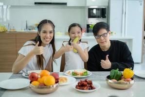 asiatische familie sie frühstücken glücklich zusammen im speisesaal des hauses. foto