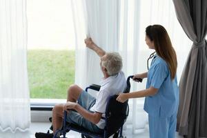 Arzt im Gespräch mit älteren Patienten mit Depressionssymptomen Blick auf die Natur vor dem Fenster in einem speziellen Patientenzimmer. foto