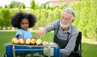 Familienurlaub mit Großvater und Enkelkindern mit Camping. grillen und spielen im hof glücklich zusammen im urlaub. foto