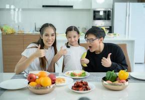 asiatische familie sie frühstücken glücklich zusammen im speisesaal des hauses. foto