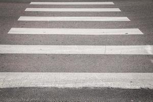 Zebrastreifen auf der Straße als Symbol für den Querweg foto