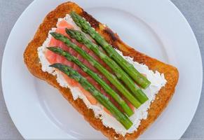 Lachs-Spargel-Sandwich