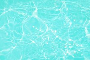 defocus verschwommenes blaues aquarell im schwimmbad gewellter wasserdetailhintergrund. wasserspritzer, wassersprayhintergrund. foto