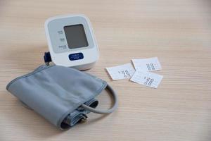 Papier, das den Blutdruck und ein Blutdruckmessgerät zeigt foto