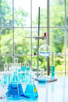 Laborgeräte mit blauer Flüssigkeit im Inneren stehen im Labor auf dem Tisch. foto