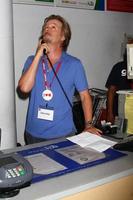 los angeles, 3. juli - david spade clerks bei k-mart, um den march of dimes zu unterstützen und den erwachsenen 2-film im k-mart am 3. juli 2013 in los angeles, ca foto