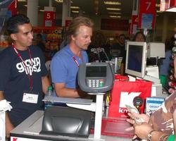 los angeles, 3. juli - david spade clerks bei k-mart, um den march of dimes zu unterstützen und den erwachsenen 2-film im k-mart am 3. juli 2013 in los angeles, ca foto