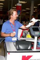 los angeles, 3. juli - david spade clerks bei k-mart, um den march of dimes zu unterstützen und den erwachsenen 2-film im k-mart am 3. juli 2013 in los angeles, ca foto