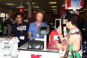 los angeles, 3. juli - david spade clerks bei k-mart, um den march of dimes zu unterstützen und den erwachsenen 2-film im k-mart am 3. juli 2013 in los angeles, ca foto