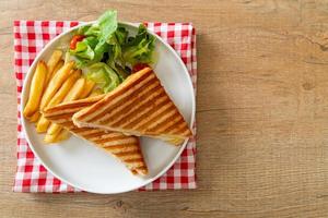 Schinken-Käse-Sandwich mit Ei foto