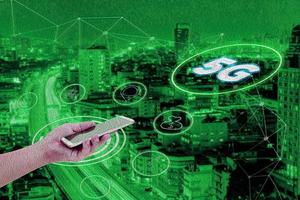 Abstrakte grüne Ölfarbe mit 5g-Netzwerkschnittstelle und Symbolkonzept, Hand, die ein mobiles Smartphone mit strukturiertem Hintergrund des Stadtbildes hält foto