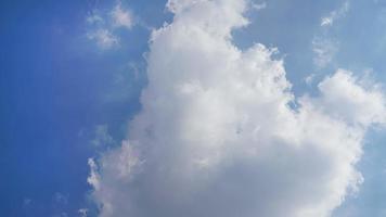 weißer wolken- und blauer himmelhintergrund mit kopienraum foto