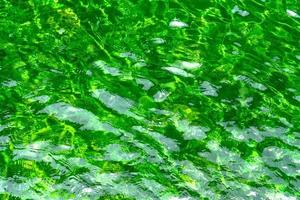 Zustand grünes Wasser, das sich in der Sonne spiegelt foto