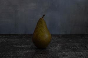 köstliche Birne auf rustikalem Hintergrund foto