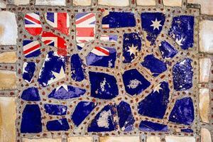 nationalflagge von neuseeland auf steinmauerhintergrund. Fahnenbanner auf Stein Textur Hintergrund. foto