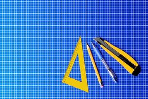 3D-Darstellung Gelber Cutter, Bleistift, Stift und Lineal auf blauem Hintergrund. 3D-Rendering und Illustration des Reparatur- und Installationswerkzeugs foto