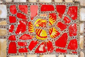nationalflagge von kirgisistan auf steinmauerhintergrund. Fahnenbanner auf Stein Textur Hintergrund. foto