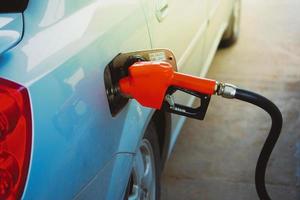 Tankstellendüsen. Autos, die an der Tankstelle tanken. Das Konzept der Kraftstoffpreise hat sich geändert. foto