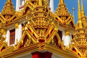 Dachtempel am blauen Himmel in Thailand. Tempelname Wat Ratchanadda in Bangkok. foto