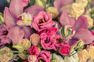 Blumenstrauß mit Orchideen und Rosen auf einer schönen Hintergrundnahaufnahme foto