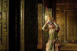 Khon, ist ein klassischer thailändischer Tanz in einer Maske. das ist hanuman foto
