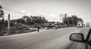 tulum quintana roo mexiko 2018 lkw muldenkipper und andere industriefahrzeuge in tulum mexiko. foto