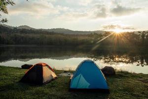 Camping am Fluss Camping im Freien. Glamping-Lebensstil. wilde Campingausflüge. foto