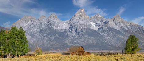 historische mormonenscheune vor der teton-bergkette im grand-teton-nationalpark. foto