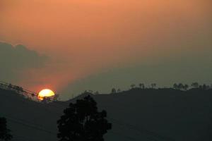 Sonnenuntergang hinter dem Berg foto