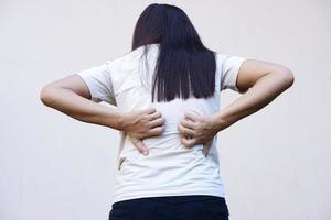 Rückseite der weißen Frau Rückenschmerzen und Schmerzkonzept foto