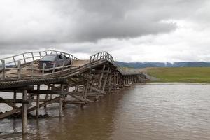 wackelige Holzbrücke über den Fluss Orkhon foto