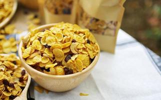 Nahaufnahme Honig-Karamell-Cornflakes mit Rosinen und Cashewnüssen foto