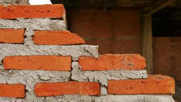 Nahaufnahme der Trümmer eines Industriegebäudes, die in einen Haufen Beton und Ziegel einstürzen. und die gezackten Trümmer, die durch das Versagen der Ingenieure bei der verlassenen Konstruktion verursacht wurden. foto