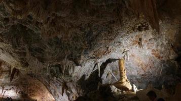 die wunderschönen stalaktiten und stalagmiten, die durch das wasser im fels entstanden sind die höhlen von borgio verezzi in ligurien foto