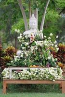 Anbetung des Buddhismus mit Blumen und Girlanden für die Buddha-Statue am Magha-Puja-, Asalha-Puja- und Visakha-Puja-Tag in Thailand foto