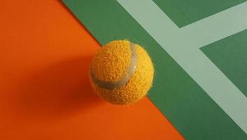 tennisball auf farbigem hintergrund foto