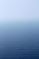 blaues Gewässer trifft auf Nebel und Nebel