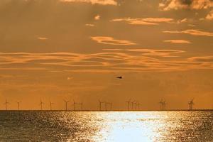 Sonnenuntergang am Strand von Blavand in Dänemark. Abends spazieren in toller Lichtatmosphäre foto