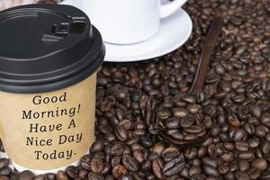 motivierendes zitat auf wegwerfkaffeetasse auf kaffeebohnenhintergrund foto