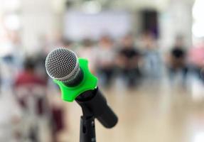 Nahaufnahme des Mikrofons im Konferenzraum auf unscharfem Hintergrund