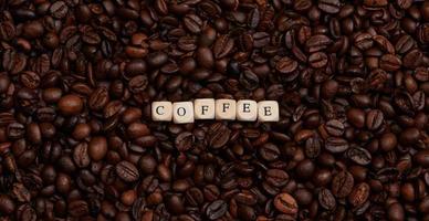 das Wort Kaffee inmitten vieler Kaffeebohnen foto