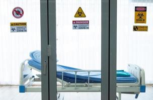 Covid-19, Corona-Virus-Ausbruchsquarantäne und epidemisches Gesundheitskonzept. vorsicht und gefahr einer infektion covid-19 coronavirus-ausbruchskontrollschild im quarantäneraum im krankenhaus foto