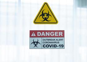 Covid-19, Corona-Virus-Ausbruchsquarantäne und epidemisches Gesundheitskonzept. vorsicht und gefahr einer infektion covid-19 coronavirus-ausbruchskontrollschild im quarantäneraum im krankenhaus foto