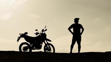 touristen mit motorrädern, motocross. Abenteuertouristen auf Motorrädern. Ideen für Feiertagsveranstaltungen für Männer foto