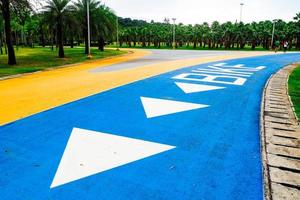 straße zum radfahren schön in den parks von thailand. sicheres fahrradkonzept foto